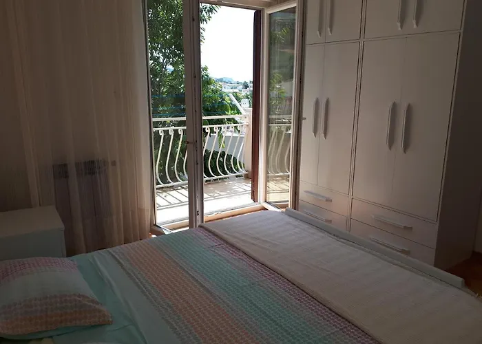 Lily Ποντστράνα